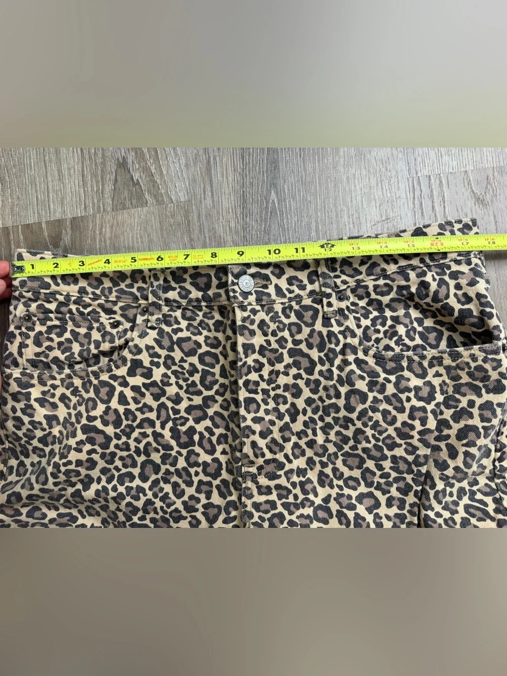 Abercrombie Curve Love High Rise 90s Relaxed Jean in Leopard Print Size 14 - Picture 9 of 13